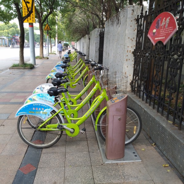 Közösségi bringák Shanghajban.